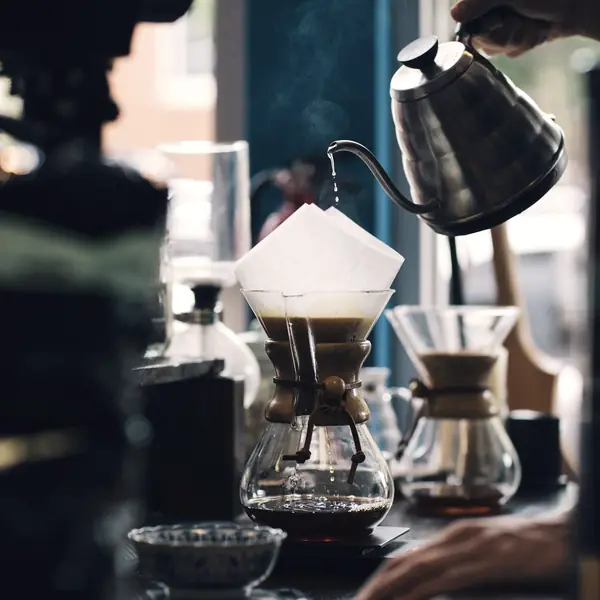 Kaffi lagað í gegnum síu á barnum.