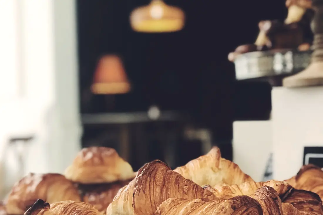 Nýbökuð croissant í bakka, rétt komin úr ofninum.