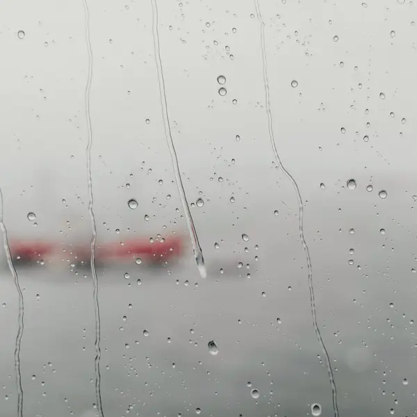 Regn á rúðunni.